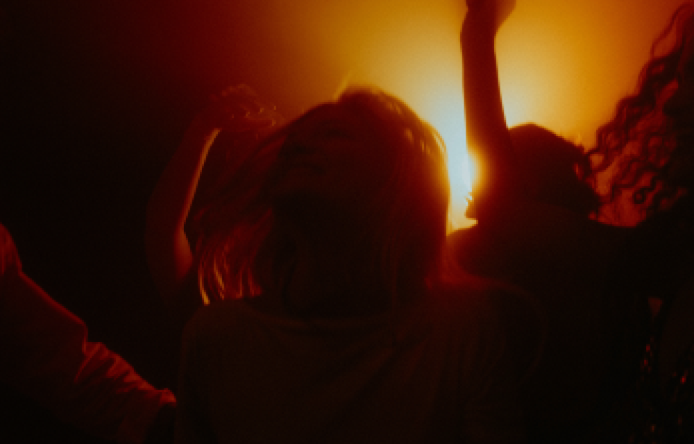 Silhuetas de pessoas em show